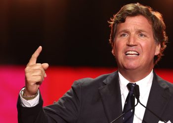 Tucker Carlson afirma que el FBI de Patel y el Departamento de Justicia de Bondi 'no quieren que sepamos' la verdad sobre los ladrones que dispararon contra Trump 'de derecha'