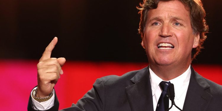 Tucker Carlson afirma que el FBI de Patel y el Departamento de Justicia de Bondi 'no quieren que sepamos' la verdad sobre los ladrones que dispararon contra Trump 'de derecha'