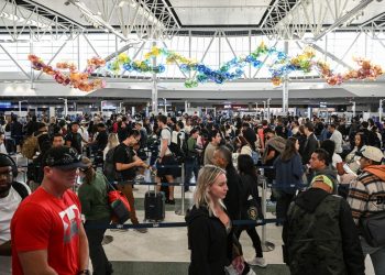 Más de 1.500 vuelos cancelados y 6.500 retrasados ​​mientras los recortes forzosos de la FAA continúan causando estragos entre los viajeros