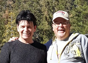 Gary Numan revela la impactante muerte de su hermano menor John momentos después de despedirse: «Me perseguirá para siempre»