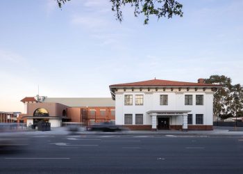 Reurbanización del complejo teatral Thebarton / JPE Design Studio