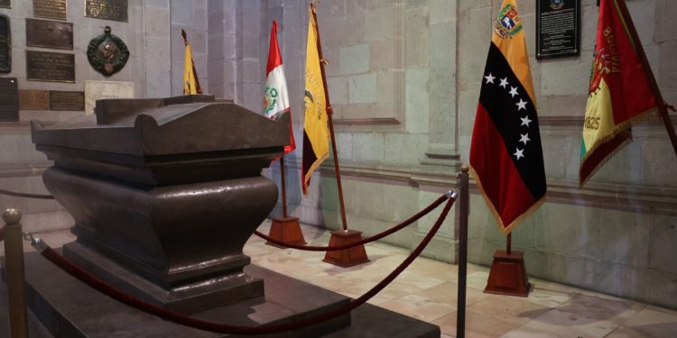Nicolás Maduro contradice el deseo de Antonio José de Sucre de descansar en Quito
