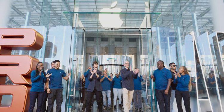 Tim Cook acaba de cumplir 65 años y renueva las especulaciones sobre su sucesor