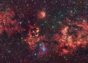 Un extraño 'murciélago cósmico' apareció en una nebulosa a 10.000 años luz de la Tierra