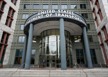 Trump revoca la regla de compensación a pasajeros de aerolíneas de la era Biden