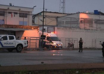 Motín armado en cárcel de Ecuador deja al menos 27 presos muertos