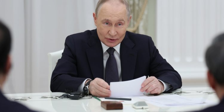 Estados Unidos y Rusia negocian en secreto un posible fin de la guerra en Ucrania