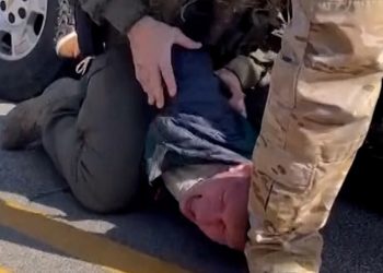 Agente federal estadounidense en Chicago golpea en el suelo la cabeza de un hombre inmovilizado | Delito