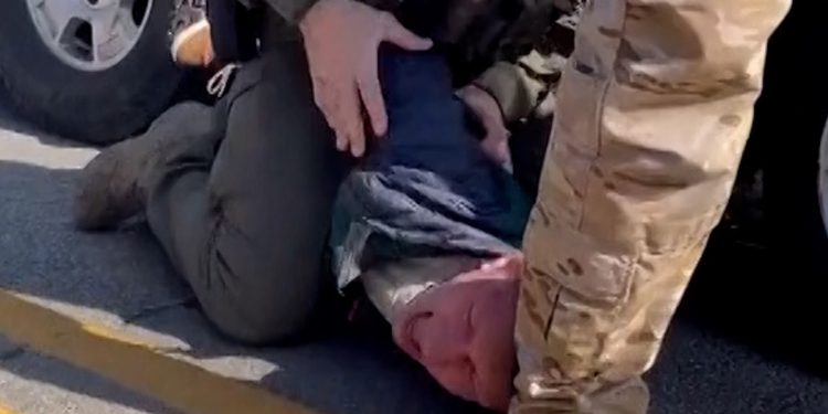 Agente federal estadounidense en Chicago golpea en el suelo la cabeza de un hombre inmovilizado | Delito