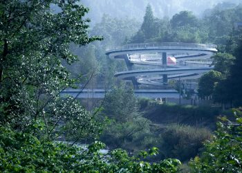 ZZHK esculpe un 'puente de clave de Sol' con inspiraciones musicales en Chengdu