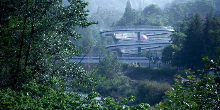 ZZHK esculpe un 'puente de clave de Sol' con inspiraciones musicales en Chengdu