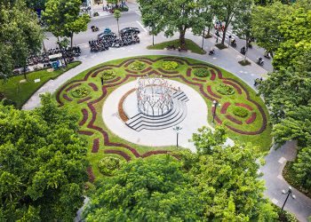 Las ramas de acero reflejadas componen un bosque luminoso en Hanoi.