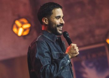 «Une sacrée case de cochée» : Jérémy Nadeau presenta su primera gala en el Festival de Comedia de Montreux