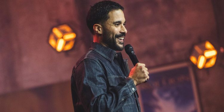 «Une sacrée case de cochée» : Jérémy Nadeau presenta su primera gala en el Festival de Comedia de Montreux