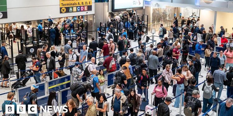 Más de 1.000 vuelos cancelados mientras los recortes del tráfico aéreo en EE.UU. entran en el segundo día