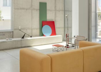 Cortes verticales dividen una residencia suburbana monolítica en Chipre.