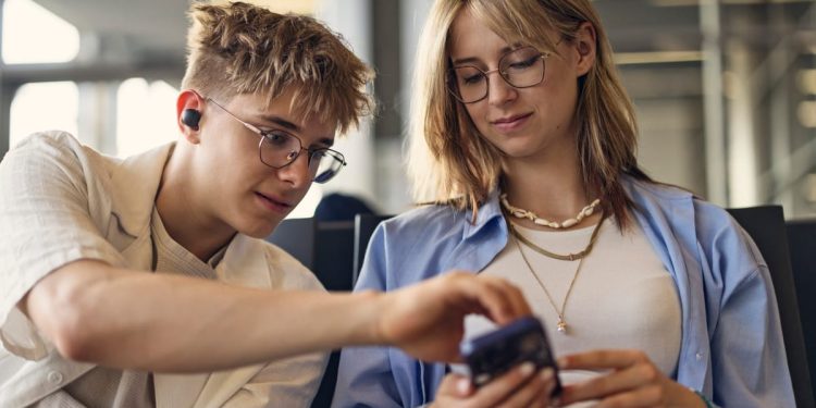Después de todo, Apple traerá la traducción en vivo de AirPods a Europa – POLITICO