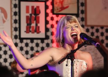 Un acústico y un público dignos de Alba Reche