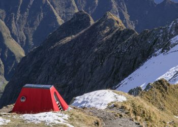 La galería de arte moderno de Bérgamo incorpora un refugio vivac rojo en los Alpes