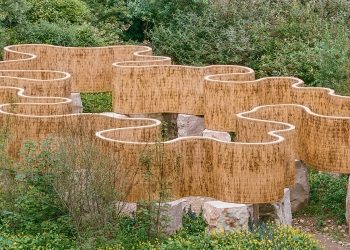 Atelier Faber apila juncos sobre piedra de Luxemburgo para revivir la porosidad del suelo