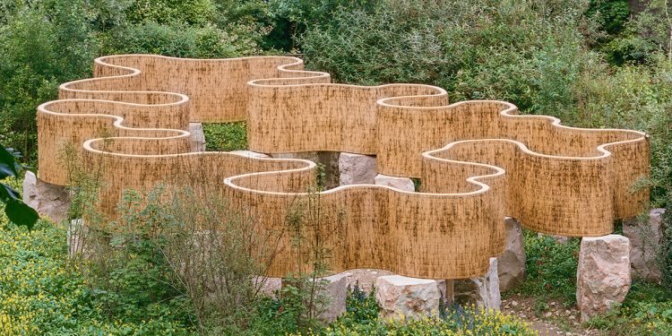 Atelier Faber apila juncos sobre piedra de Luxemburgo para revivir la porosidad del suelo