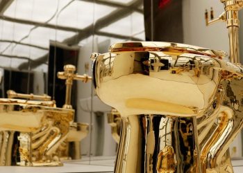Les toilettes en or macizo de Maurizio Cattelan adjugées 12,1 millones de dólares chez Sotheby's