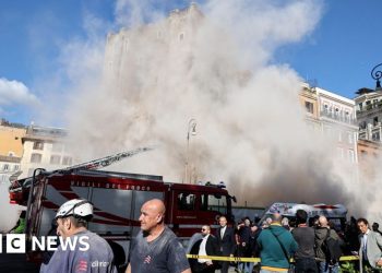 Rescatan a un trabajador de una torre medieval parcialmente derrumbada en Roma