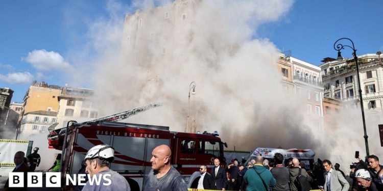 Rescatan a un trabajador de una torre medieval parcialmente derrumbada en Roma