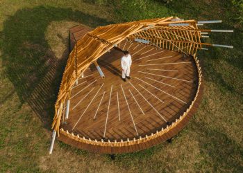 postes de bambú entrelazados se abren hacia afuera para formar un escenario de teatro por cheng tsung feng
