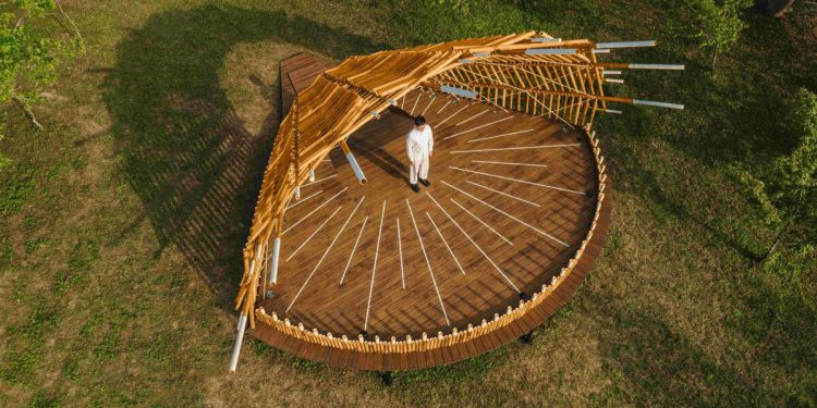 postes de bambú entrelazados se abren hacia afuera para formar un escenario de teatro por cheng tsung feng
