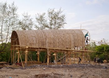 Bauhaus Earth transforma un aparcamiento en desuso en un pabellón comunitario de bambú en Bali, Indonesia