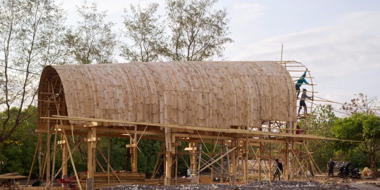 Bauhaus Earth transforma un aparcamiento en desuso en un pabellón comunitario de bambú en Bali, Indonesia