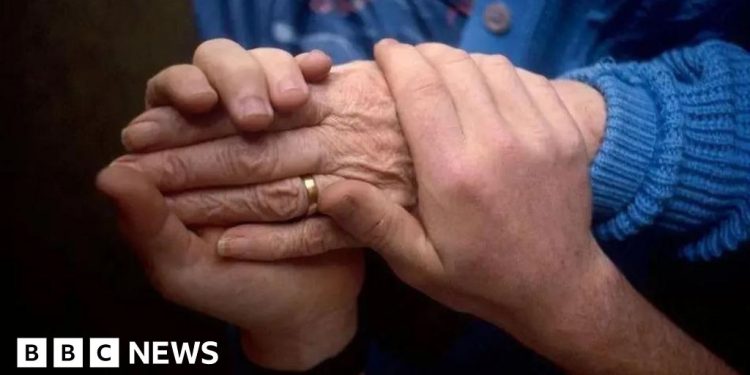 Se anuncia revisión de las deudas impagas de los cuidadores tras un informe condenatorio