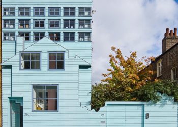 Con su expresiva fachada, la 'casa azul' de la década de 2000 se alza en Londres