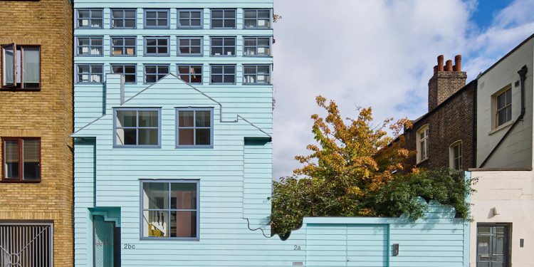 Con su expresiva fachada, la 'casa azul' de la década de 2000 se alza en Londres