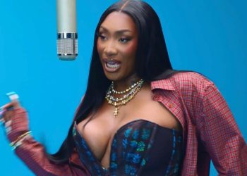 Une Aya Nakamura y la madura dans Kouma, el primer título del álbum Destinée