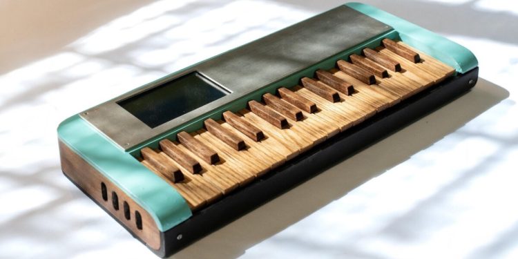 sintetizador de cartón produce sonidos con teclas de madera hechas a mano