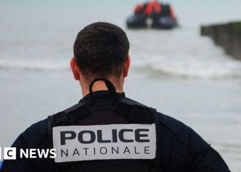 Francia comenzará a interceptar pequeñas embarcaciones en el Canal de la Mancha tras la presión del Reino Unido