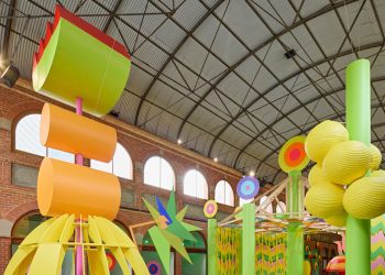 morag myerscough trae una instalación espacial de colores llamativos a australia