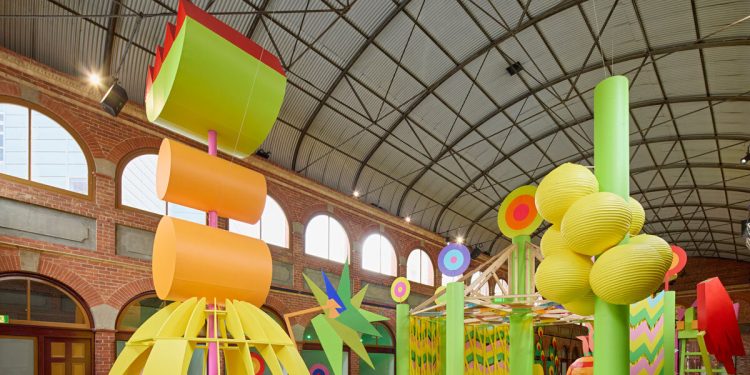 morag myerscough trae una instalación espacial de colores llamativos a australia