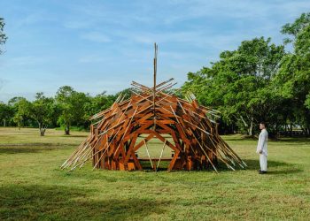 Instalación de nidos de jabalí en forma de bambú y cedro por cheng tsung feng