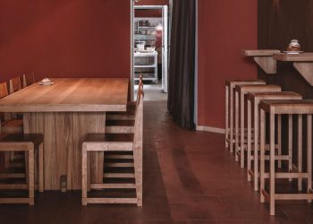 Common integra una micropanadería y una pizzería en un interior flexible en Berlín