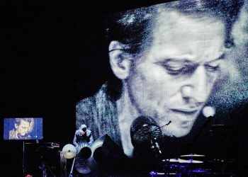 Aux Bouffes du Nord, Raphaël hizo defiler su vida como karaoke