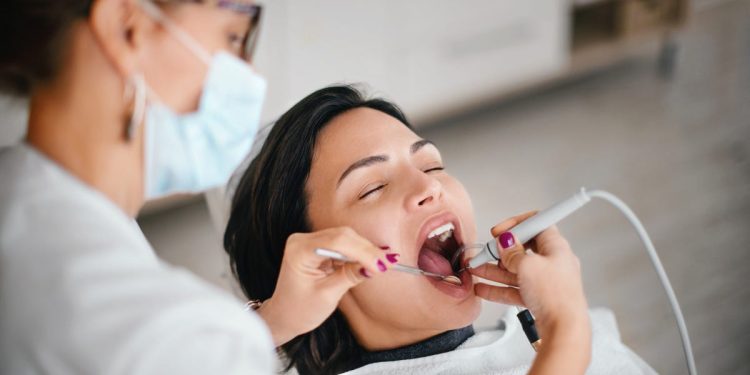 ¿Un gel dental que regenera tu esmalte y elimina las caries? Qué saber