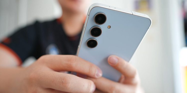 Los 10 principales teléfonos que los lectores compraron en 2025 (el número 1 nos sorprendió a todos)