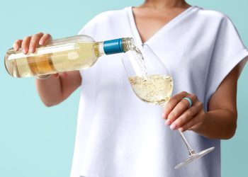 El impacto del alcohol en la alopecia areata: ¿dañino o protector?