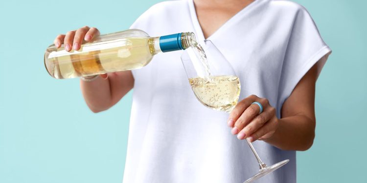 El impacto del alcohol en la alopecia areata: ¿dañino o protector?