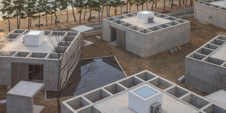 Costas elementales en Asia-Pacífico: el hormigón remodela la casa de playa