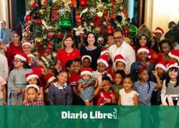 Encienden el árbol de Navidad del Palacio Nacional