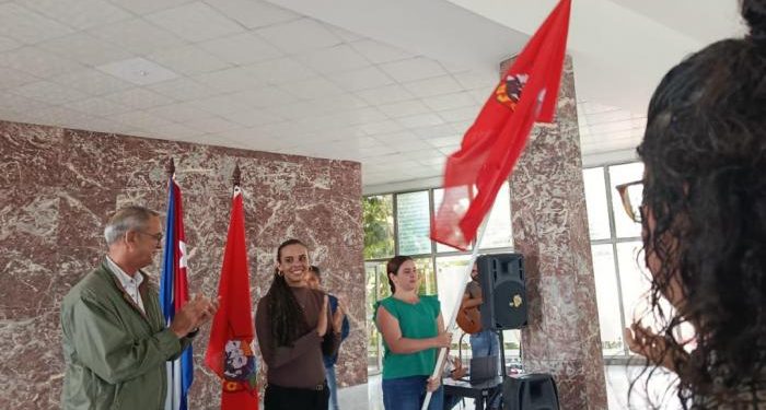 Abanderan a jóvenes que recorrerán el país en aras de enriquecer el debate sobre el Programa de Gobierno › Cuba › Granma